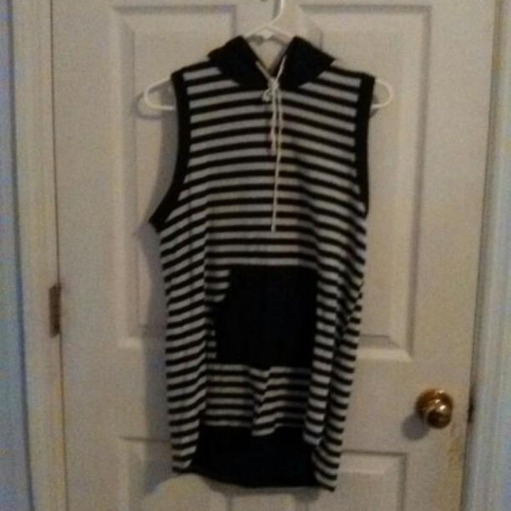 Sleeveless hoodie